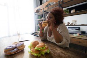 痩せたいのに食べちゃう！その原因と食生活をコントロールするコツを解説