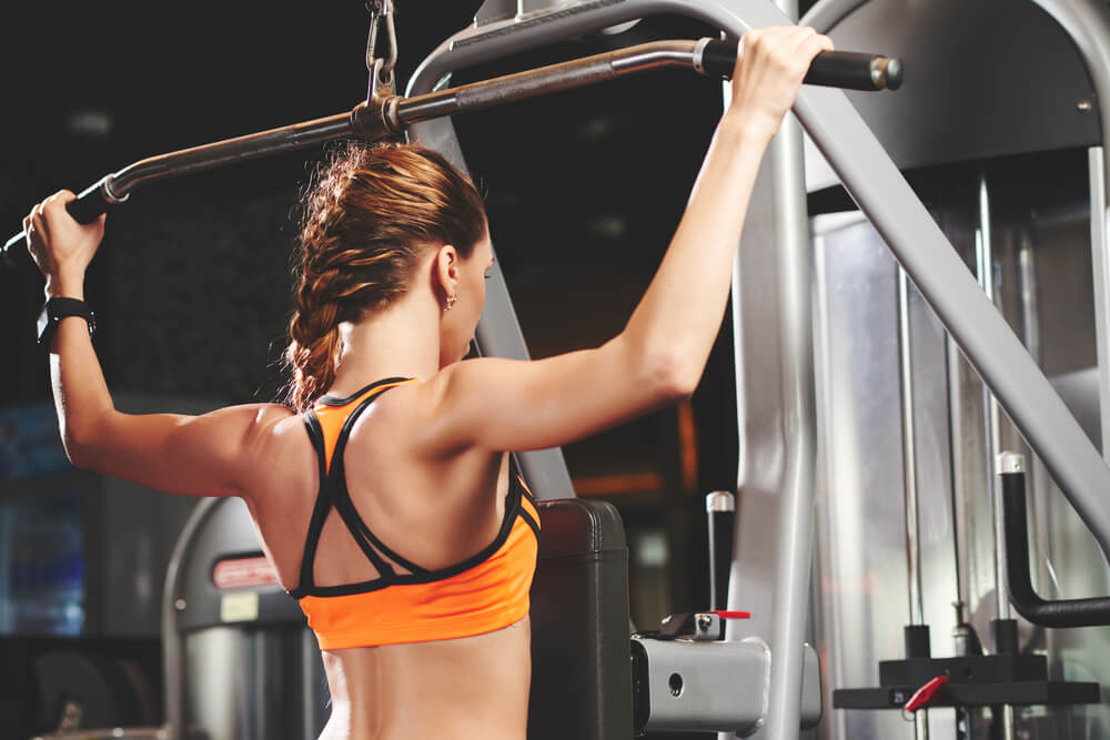 トレーニングする女性