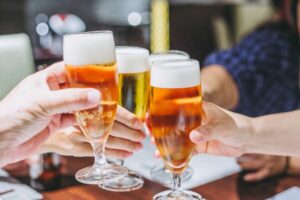 筋トレ後にお酒を飲む影響は？飲酒のポイントやトレーニングにおすすめの種類も解説